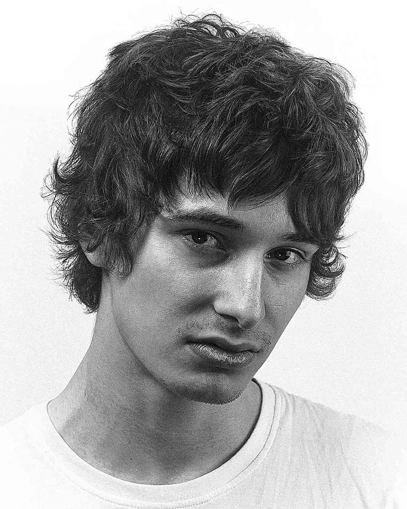 Corte de pelo de alas con capas volteadas para niños' title=