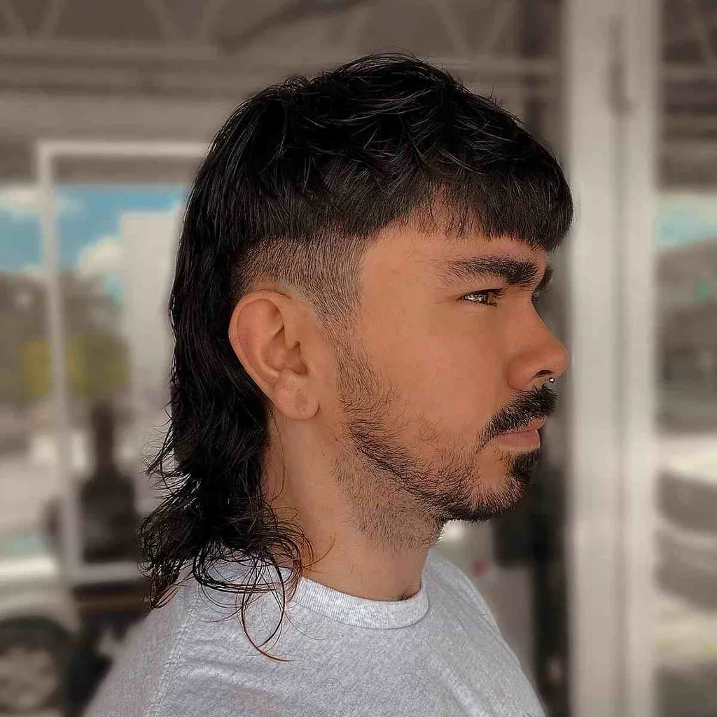 Tainha com corte inferior desbotado para homens' title=