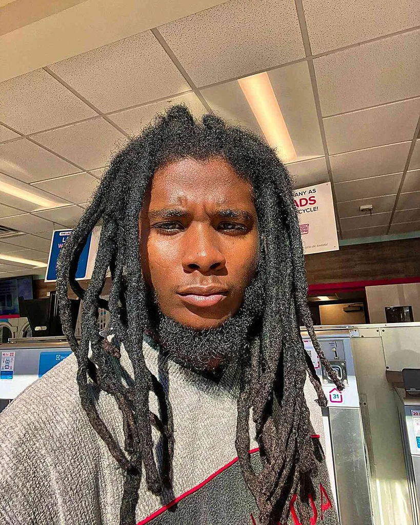 Rastas largas de forma libre que enmarcan la cara en los chicos' title=