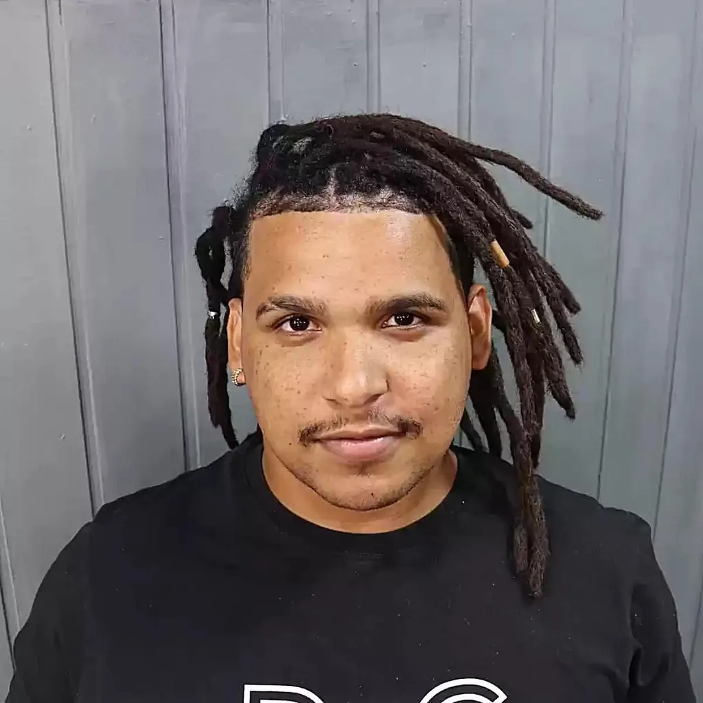 Rastas medianas naturales de forma libre con lados cortos para chicos jóvenes' title=