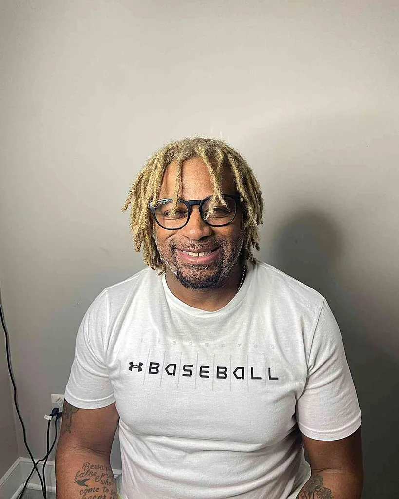 Rastas de forma libre rubias cortas en capas para hombres con gafas' title=