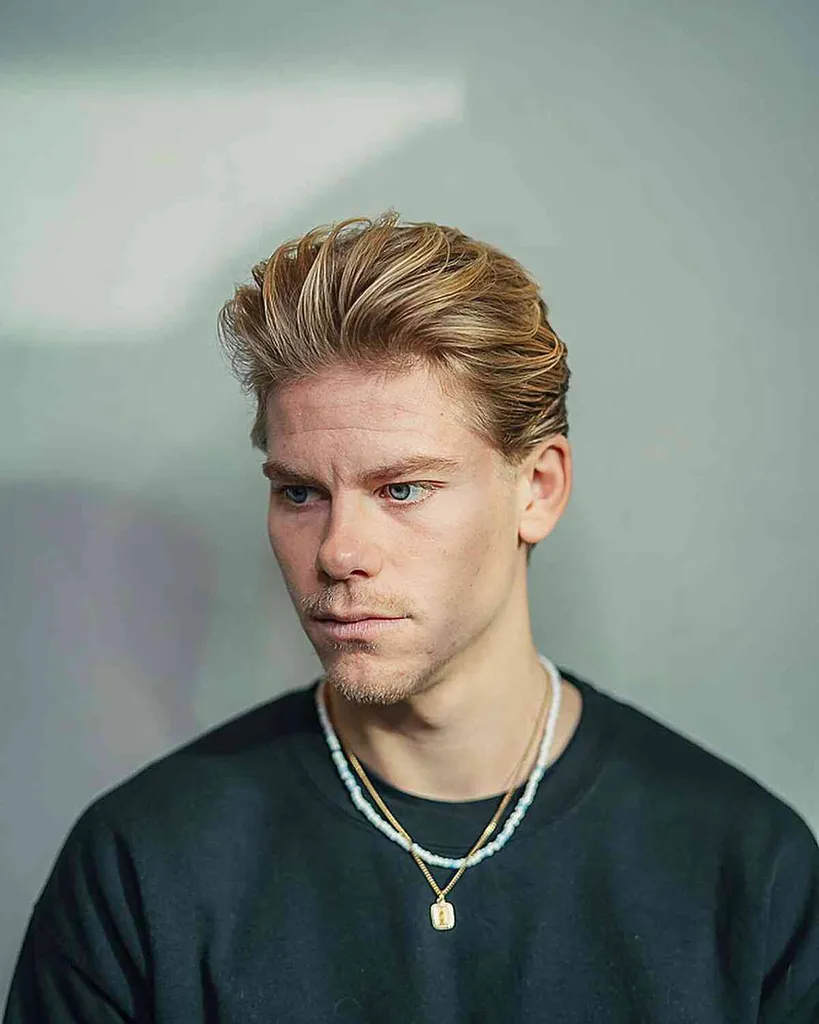 Slojeviti srednje do dolgi lasje za fante' title=