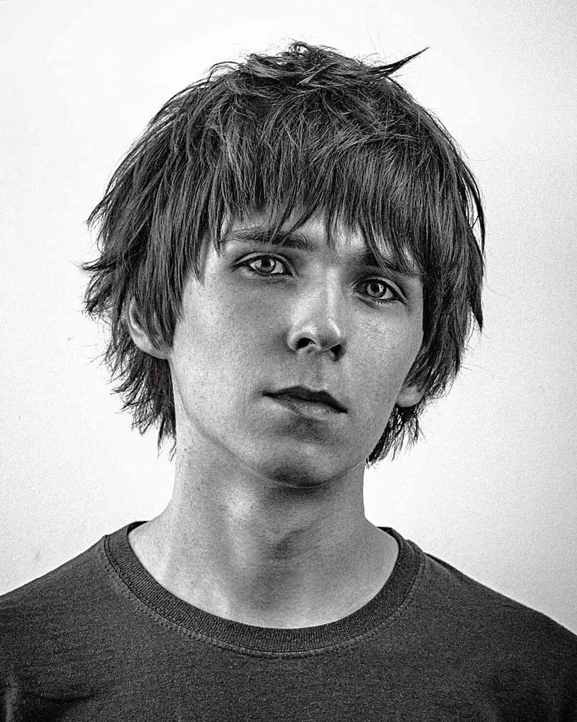 Zelo kosmata pričeska srednje dolžine z teksturiranim obrobjem za moške' title=