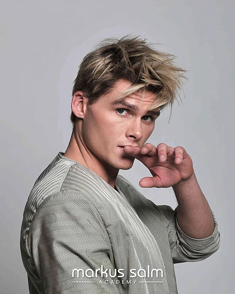 Prožni razmršeni lasje srednje dolžine za moške' title=