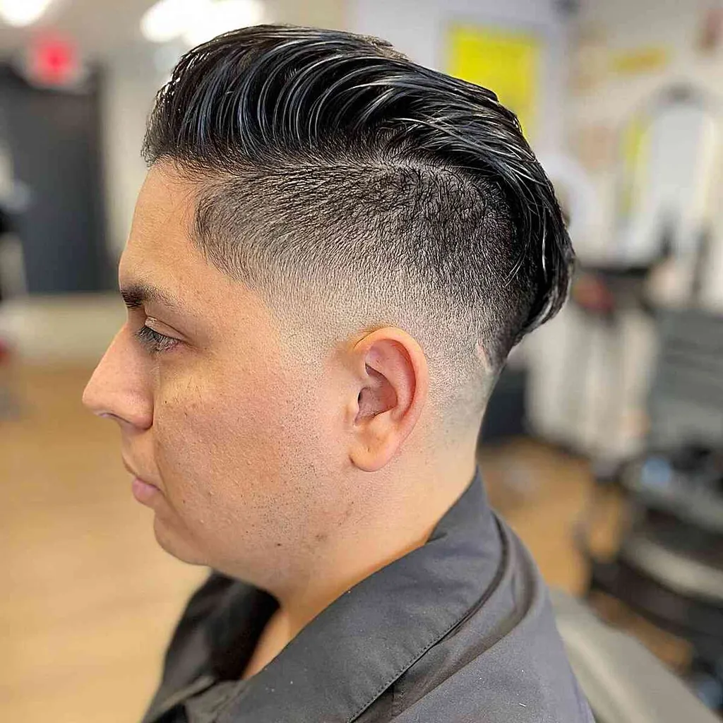 Nazaj zalizani lasje z obritimi stranmi' title=