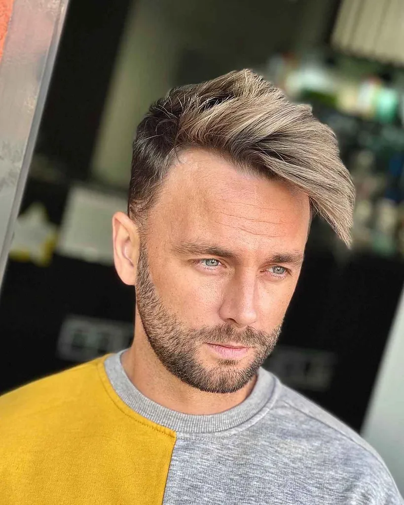 Cortes de pelo con puntas de desvanecimiento medio para hombres' title=