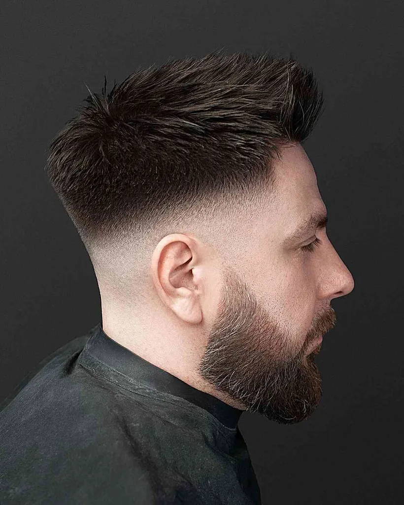 62 mejores cortes de pelo desvanecidos para hombres en 2026' title=