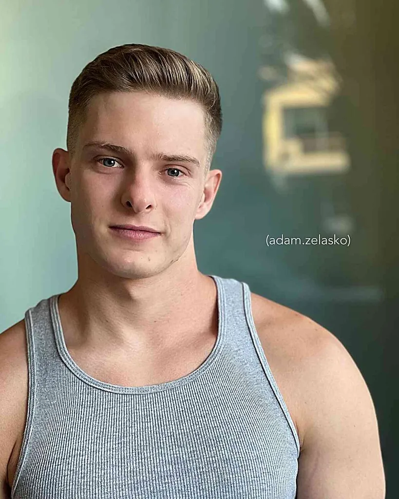 太い髪の男性のためのアイビーリーグカット + バックスイープのヘアスタイル' title=