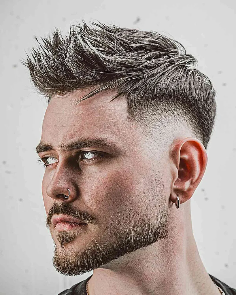 25 coupes de cheveux à décoloration élevée les plus propres pour hommes en 2026' title=