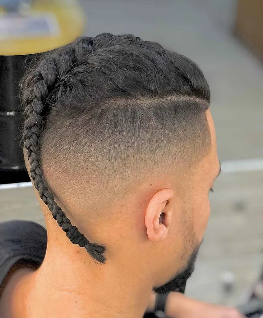 Pričeska s francosko kitko za fante' title=