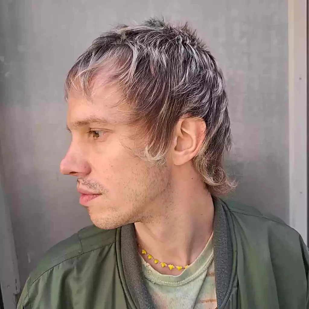 Blyškiai blondinai apšerkšniję patarimai glotniems rudiems plaukams vyrams' title=