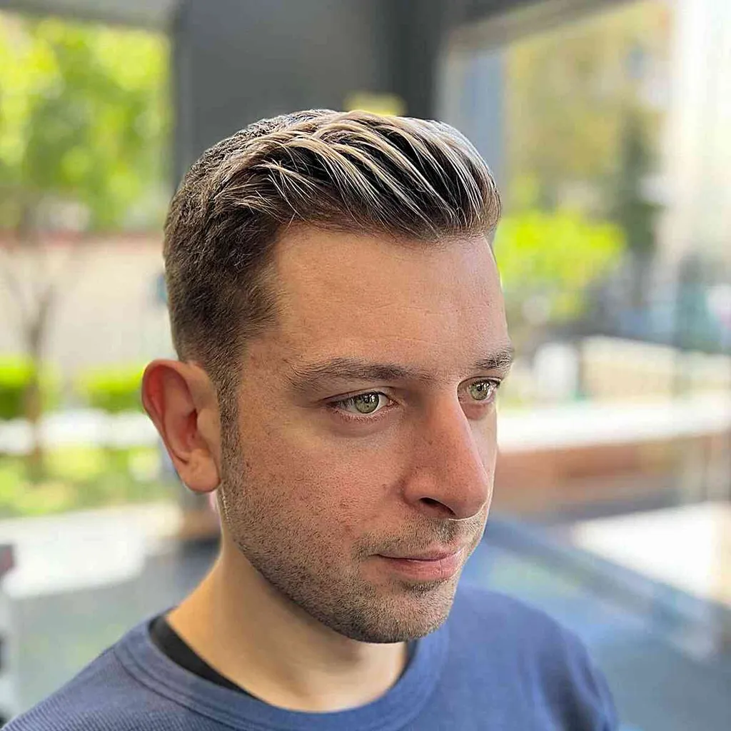 Trumpas „Pompadour“ su subtiliais matiniais akcentais vaikinams' title=