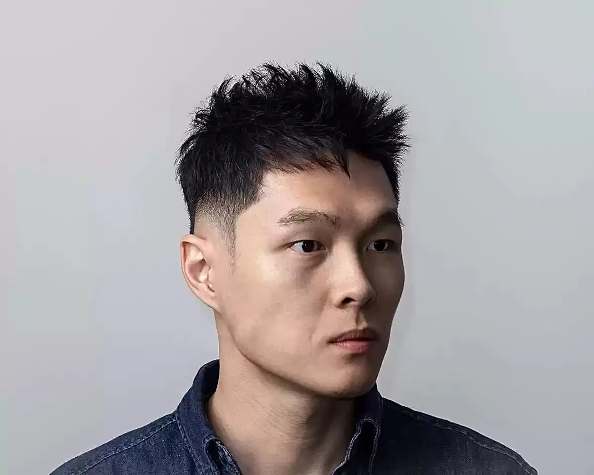 Undercut Fade ar dzēlīgu topiņu puišiem ar īsiem matiem' title=