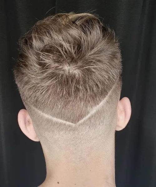 La conception des cheveux croisés sur une coupe moyennement fondue' title=