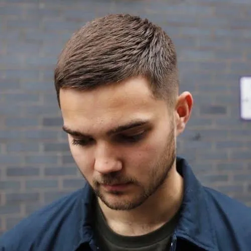 O corte de cabelo curto da Ivy League' title=