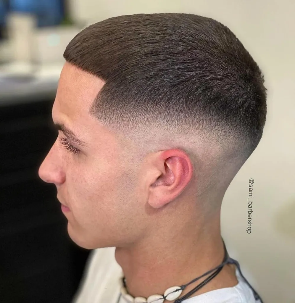 ミッドフェードを備えたショートバズカット' title=