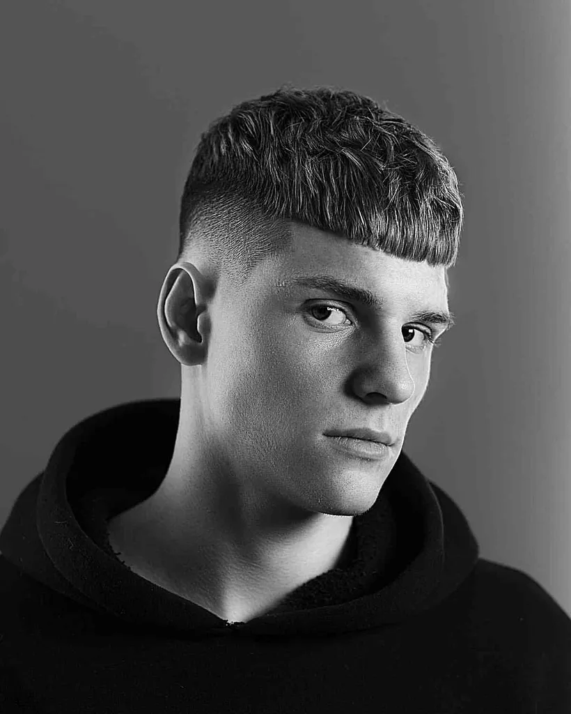 Der Caesar-Haarschnitt für dünnes Haar und Geheimratsecken' title=