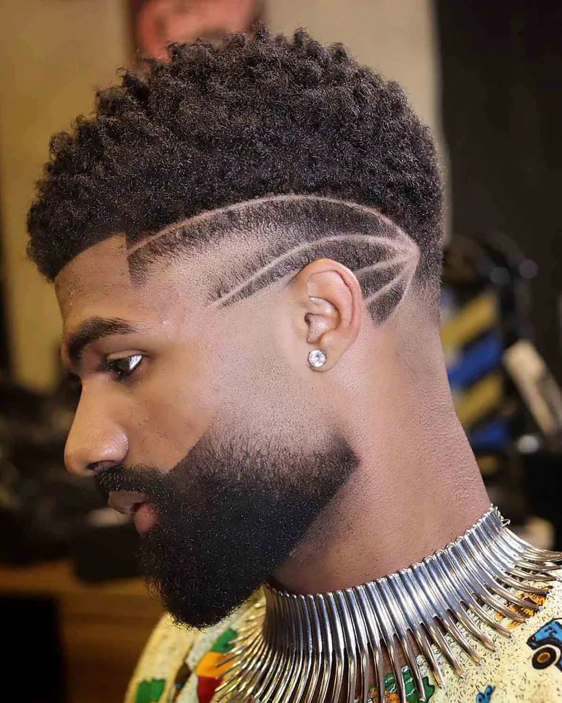 Majhen afro z dizajni za moške' title=