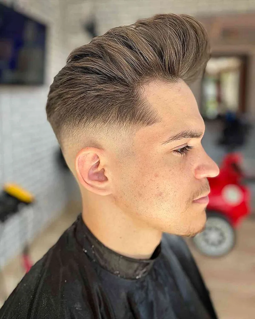 Langt hår Pompadour-stil på mænds fine tekstur' title=