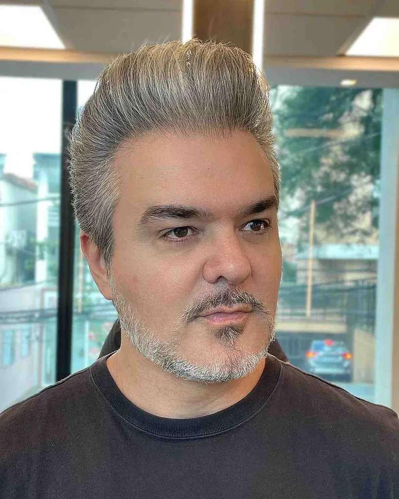 Klassisk Taper Faded Pompadour til mænd' title=