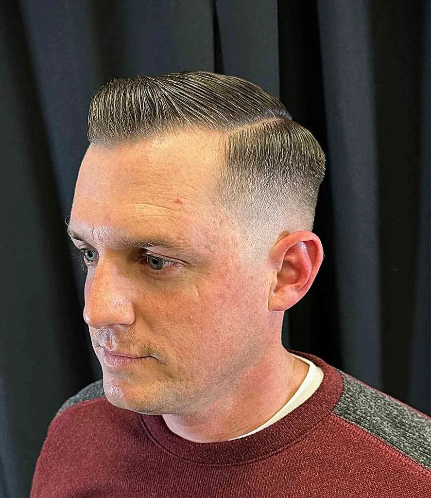 Strih Side Parted Crew s vojenským štýlom Zero Fade' title=