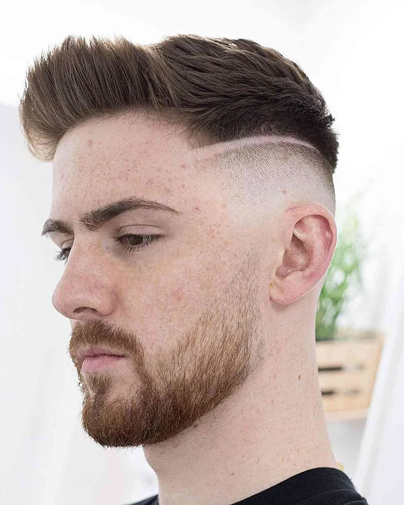 Strih Fuzzy Crew s vyholenou líniou a česaným štýlom pre jemne vlasových mužov' title=