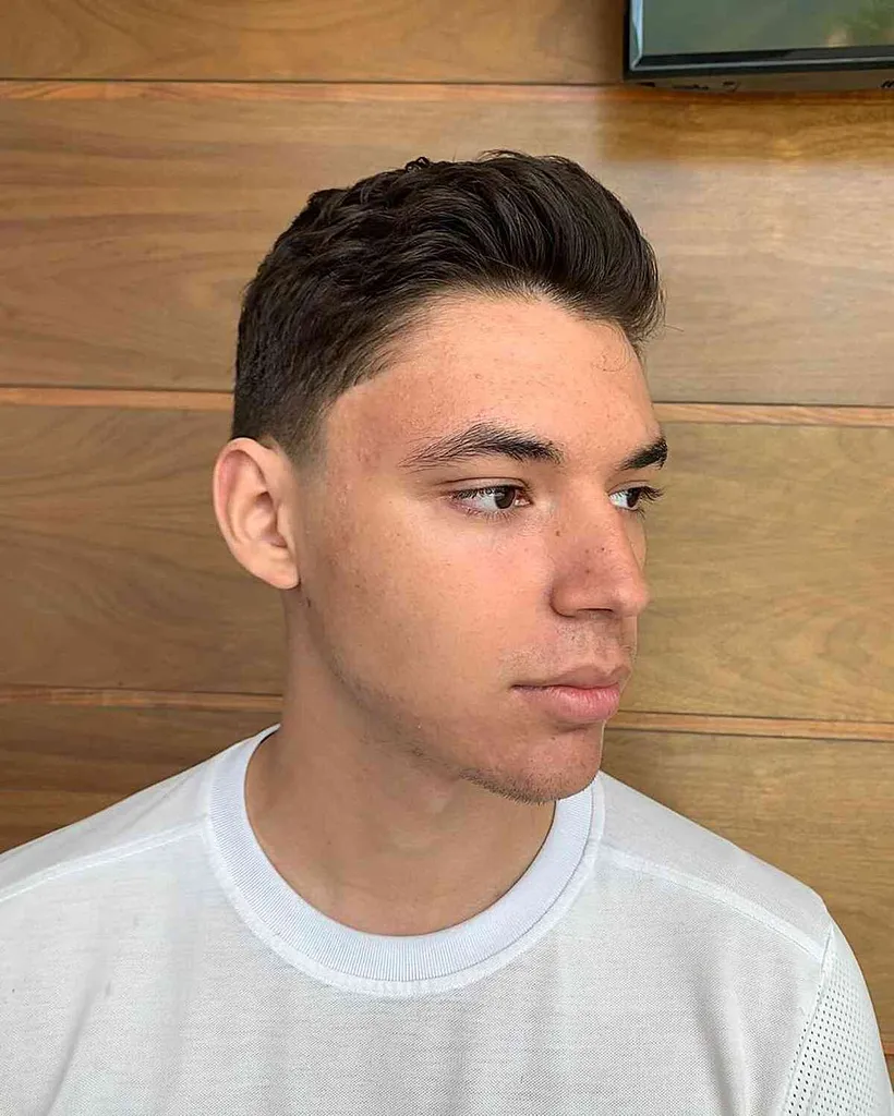 Modernes, nach hinten gekämmtes Haar mit Taper-Fade für dickes Haar' title=