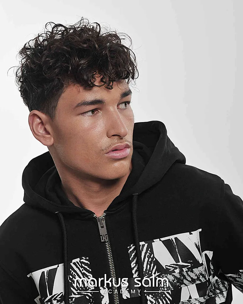 Dicker, geschichteter Haarschnitt-Combo für ältere Männer' title=