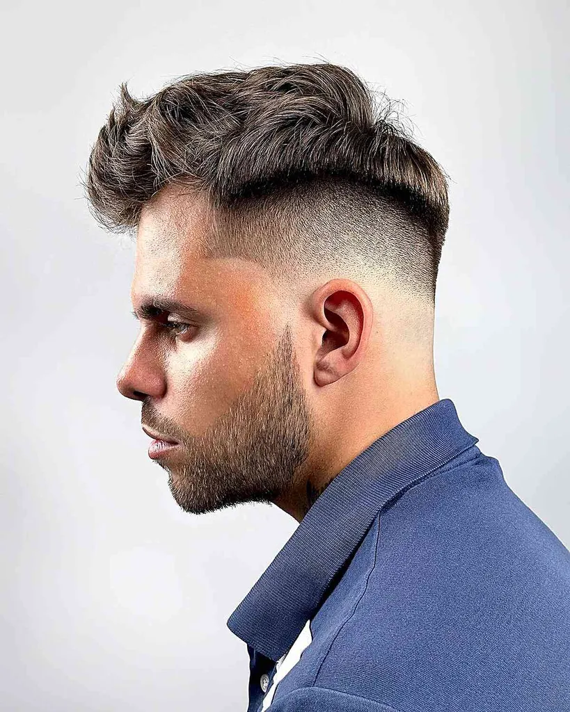 Erstaunliche Vokuhila mit strukturiertem Pony für Männer mit dickem Haar' title=