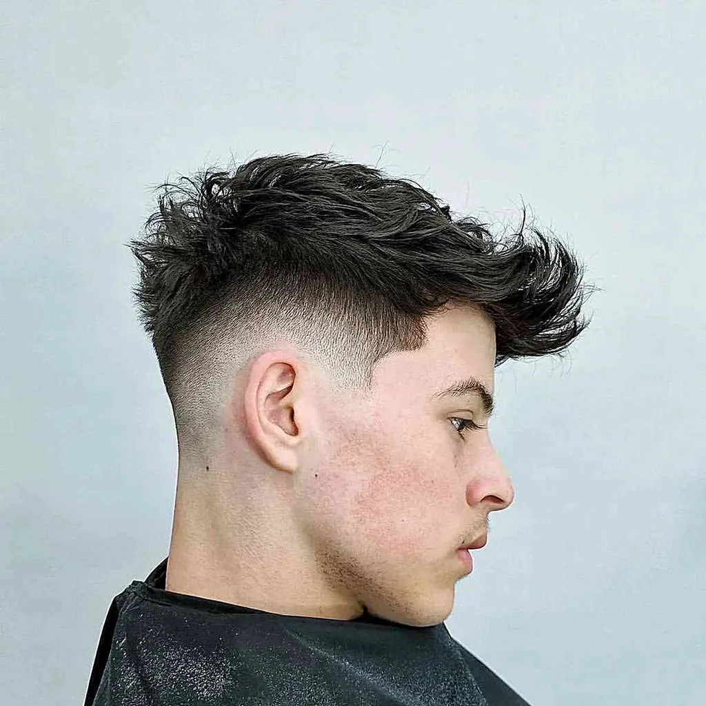 Natürlich dichtes, lockiges Haar mit spitz zulaufenden Seiten für Männer' title=