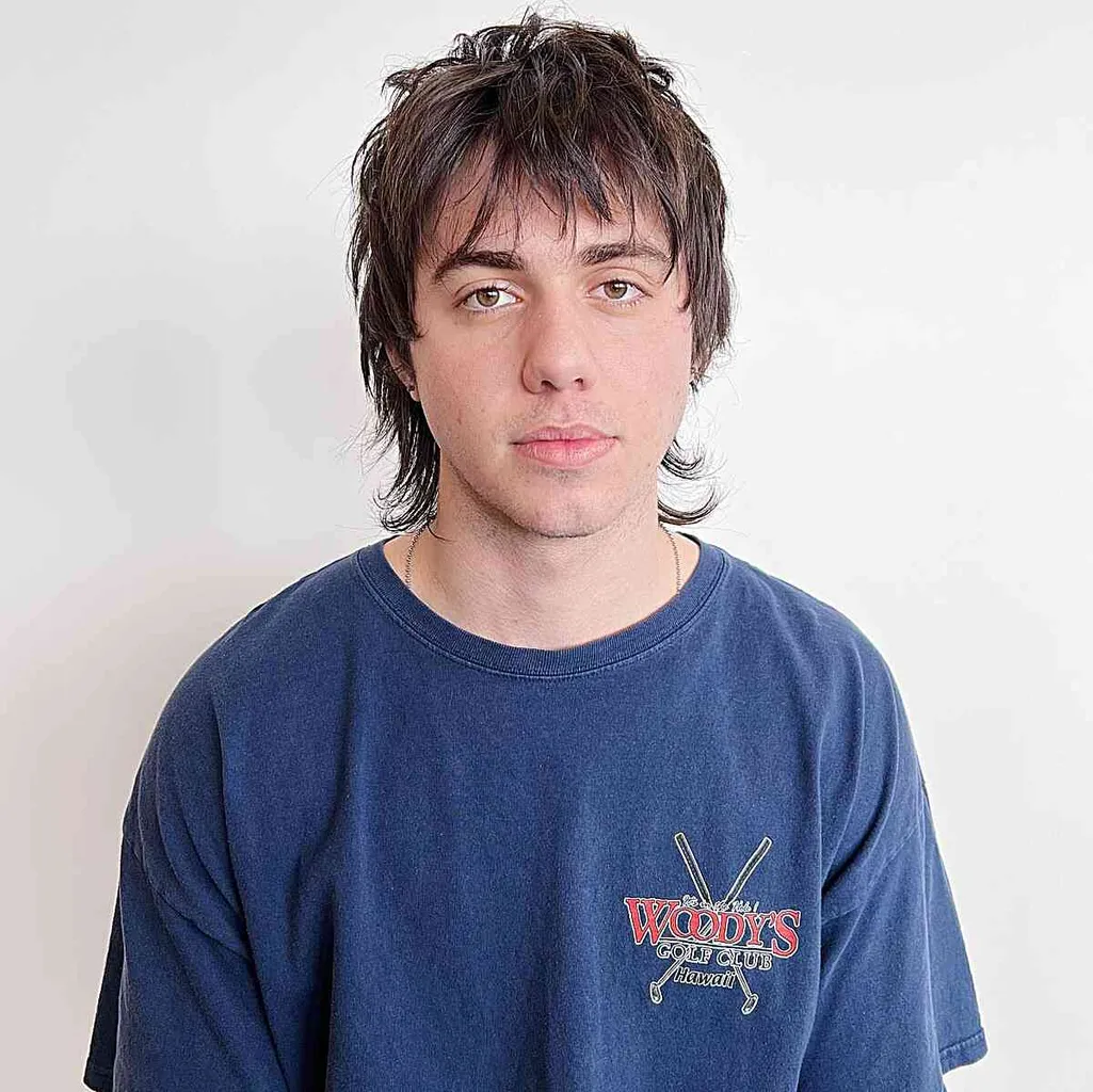 63 התסרוקות הטובות ביותר באורך בינוני לגברים בשנת 2026' title=