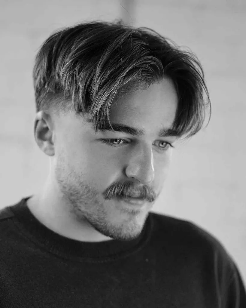 63 התסרוקות הטובות ביותר באורך בינוני לגברים בשנת 2026' title=