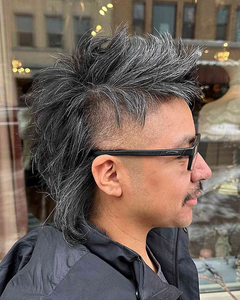 63 התסרוקות הטובות ביותר באורך בינוני לגברים בשנת 2026' title=