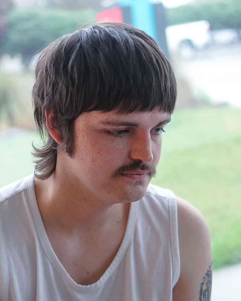 63 התסרוקות הטובות ביותר באורך בינוני לגברים בשנת 2026' title=