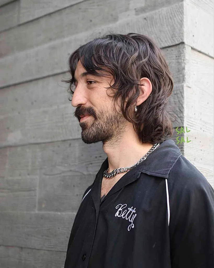 63 התסרוקות הטובות ביותר באורך בינוני לגברים בשנת 2026' title=