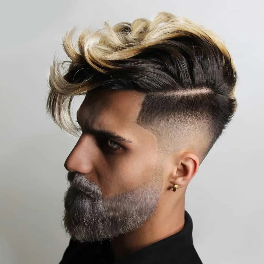 男性向けのサイド分けスタイルのエッジの効いたクイフヘアカット' title=