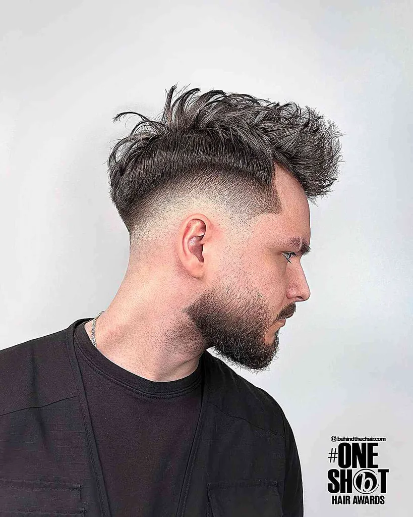 High Taper Fade met een stekelige top voor heren' title=