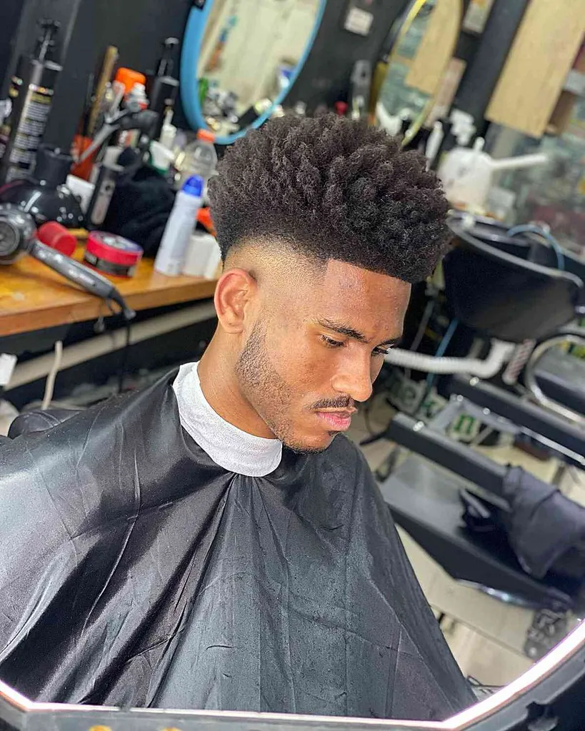 High Taper Fade op een Afro' title=