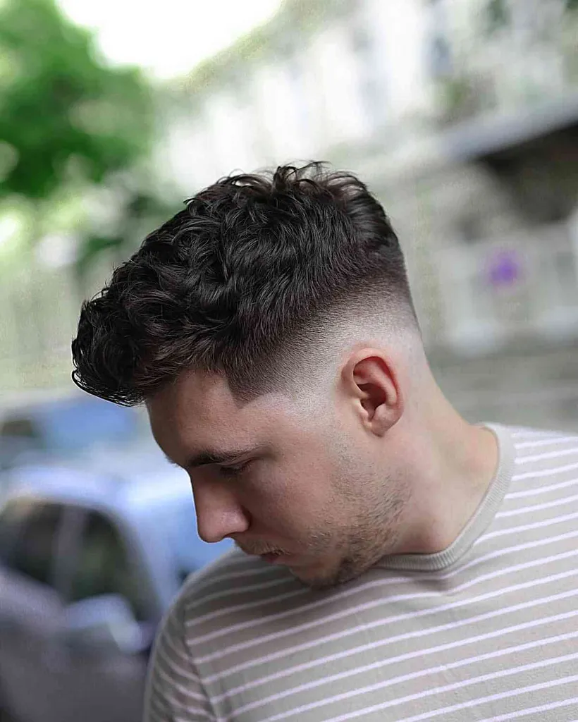High Taper Fade voor mannen met dik golvend haar' title=
