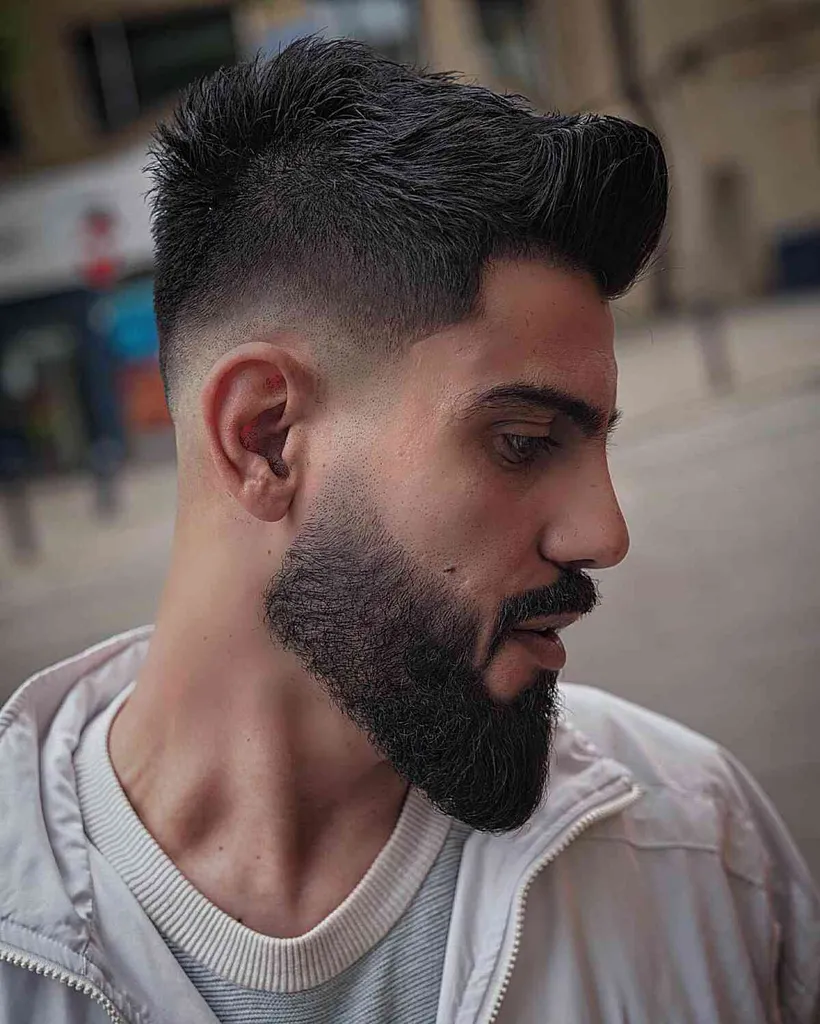 Décoloration de la barbe avec un peigne bas pour les hommes aux cheveux foncés et épais' title=