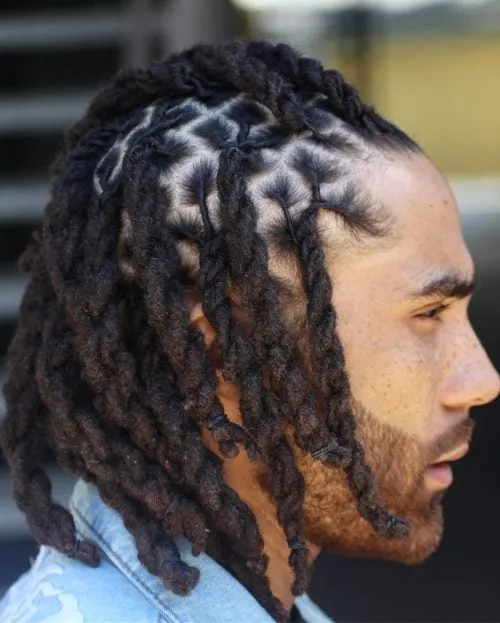 Dreadlocks intrecciati con barba' title=