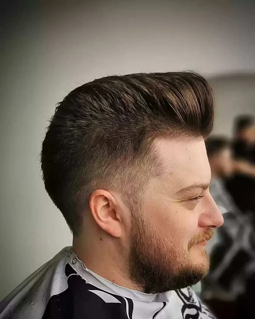 Die 56 coolsten Pompadour-Haarschnitte für Männer, die derzeit im Trend liegen' title=
