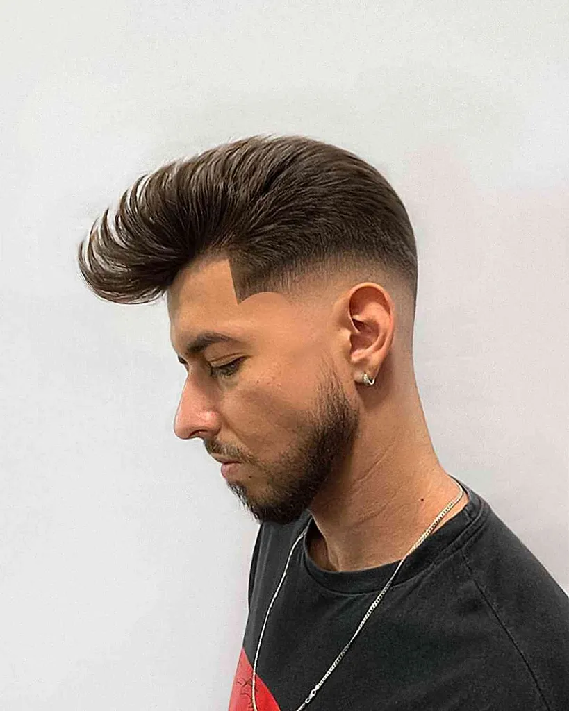 Stückiger Pompadour mit Drop Skin Fade und Line-Up' title=
