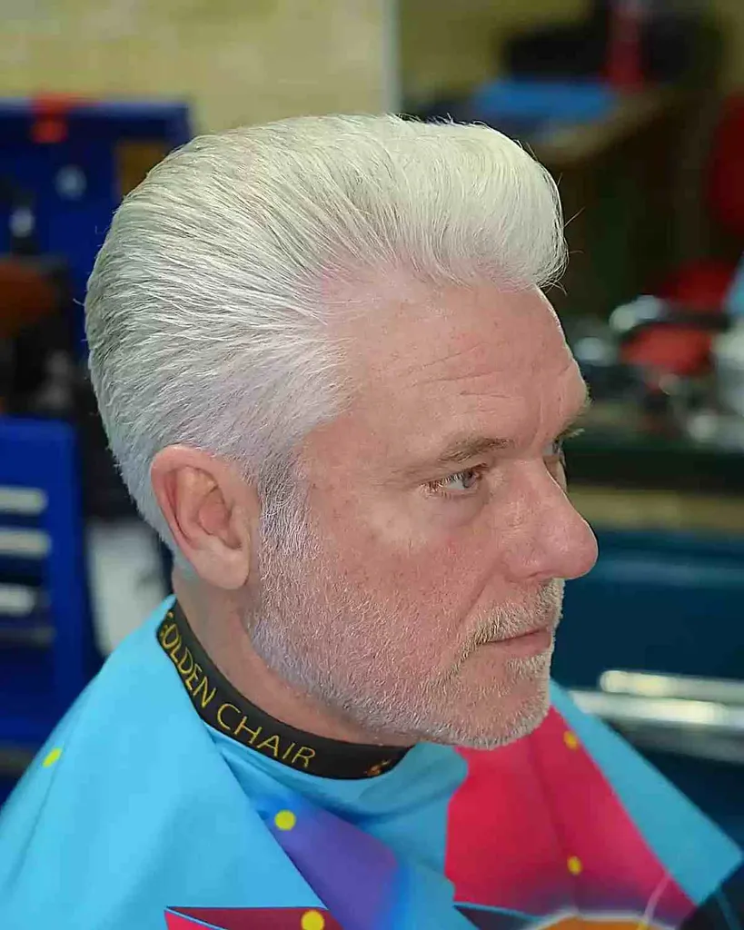 Mini-Pompadour für weißhaarige ältere Männer mit dünnem Haartyp' title=