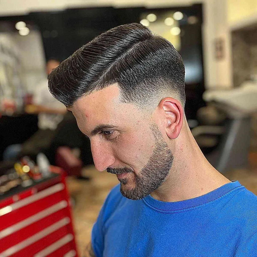 Seitlich geteilter Pompadour mit Mittelfade für Männer mit dickem Haar' title=