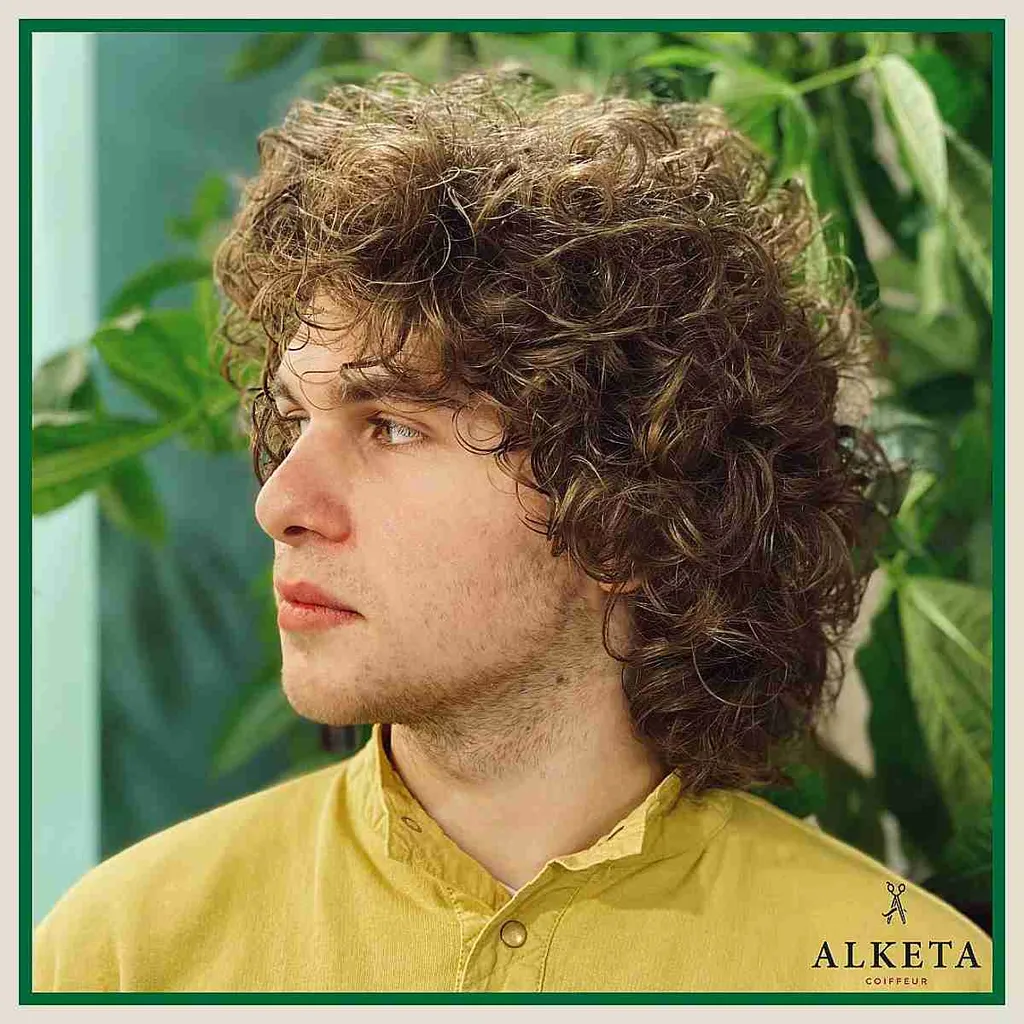 תספורת פלאפי מסולסל לגברים' title=