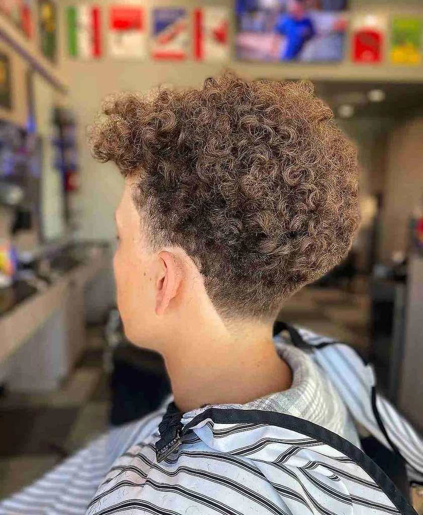 Taper Fade Blowout עבור בחורים עם שיער מתולתל' title=