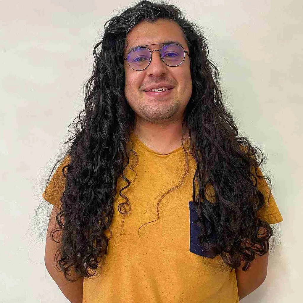 תלתלים ארוכים בעלי צד עמוק לגברים' title=