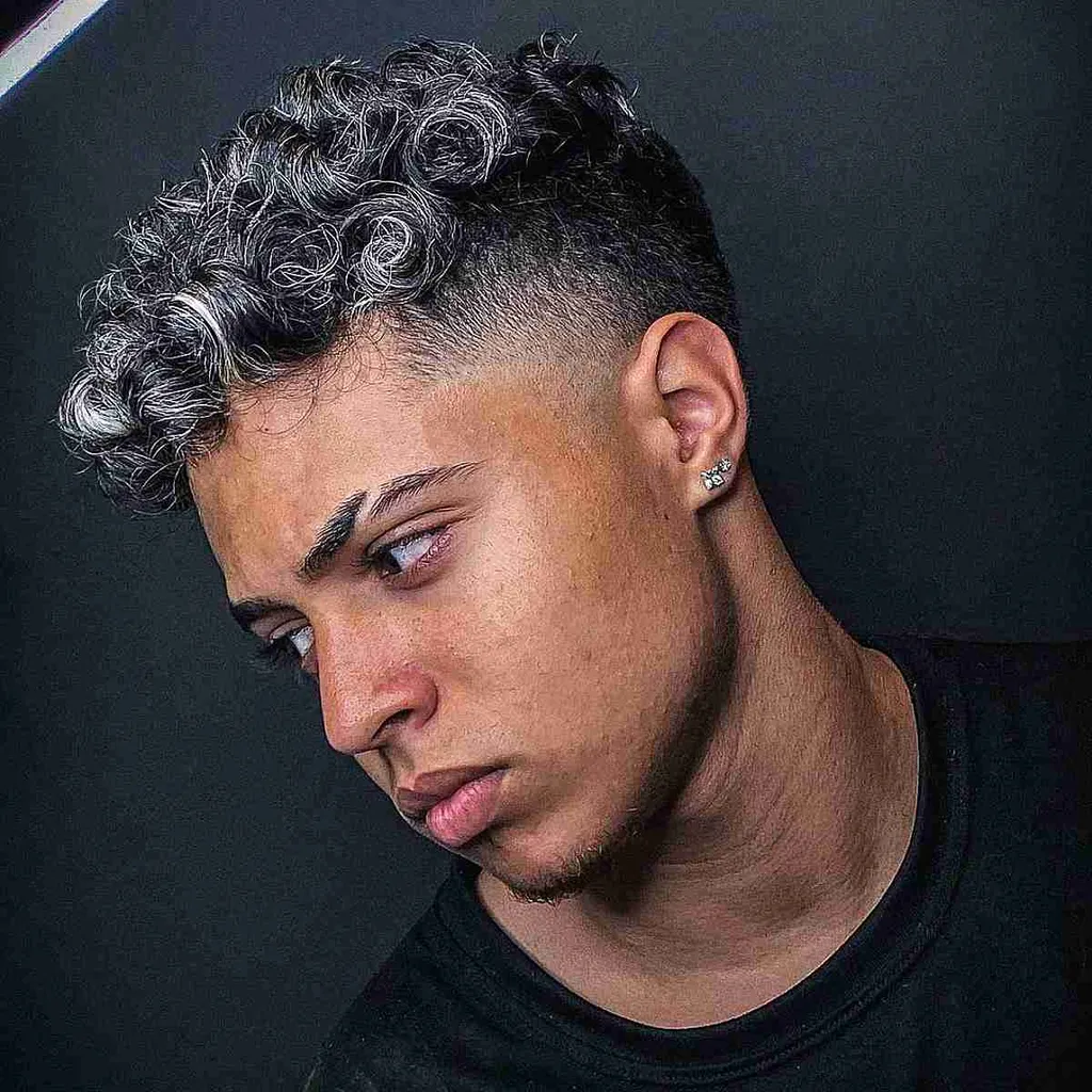 Curly Taper Fade עם הבהרה עבור בחורים' title=
