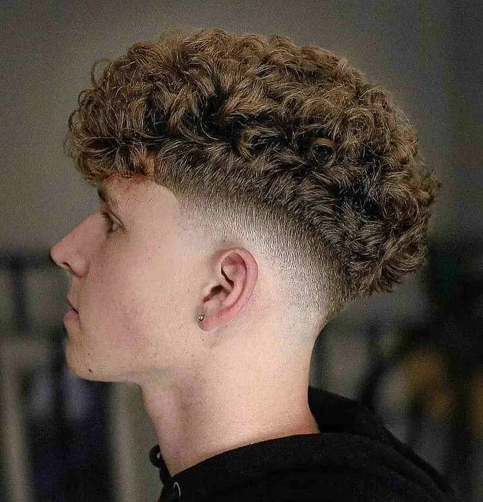 Mid Curly Skin Fade לגברים' title=